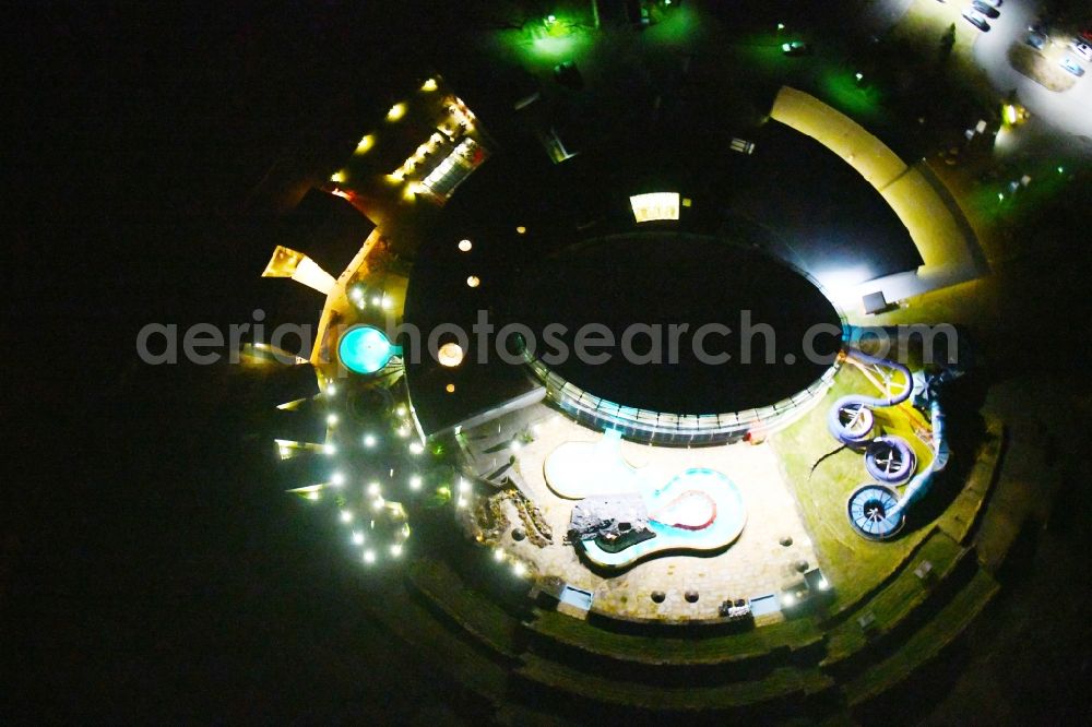 Aerial photograph at night Hohenfelden - Night lighting Spa and swimming pools at the swimming pool of the leisure facility in Hohenfelden in the state Thuringia, Germany