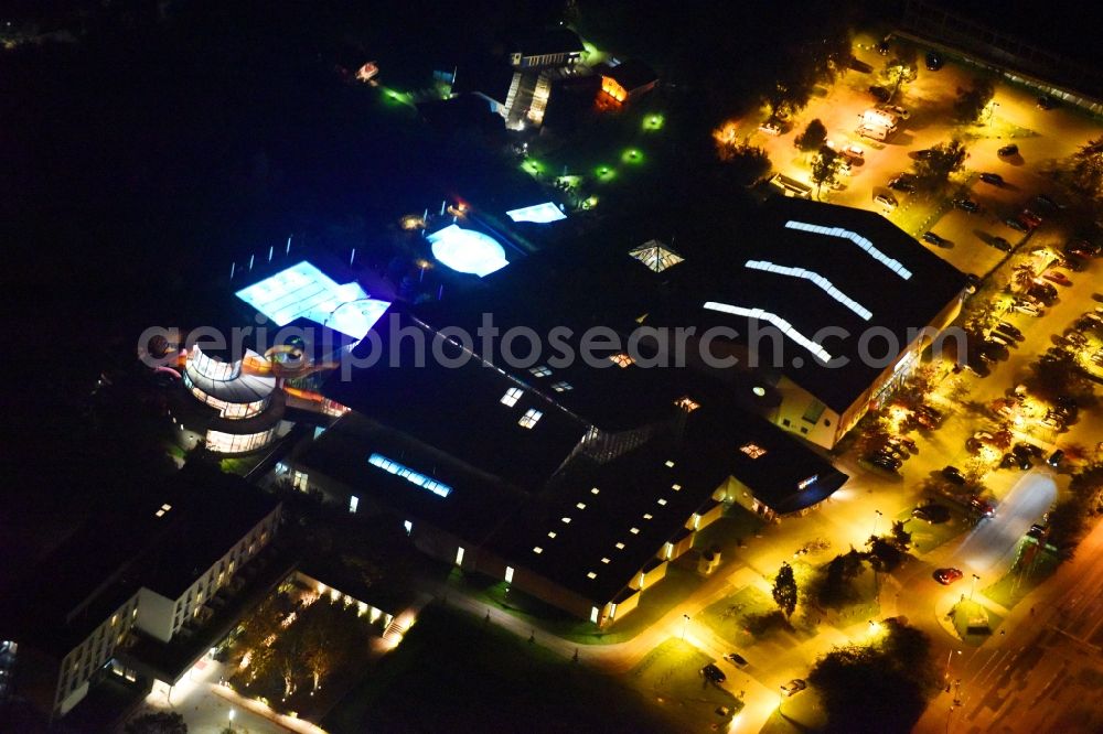 Aerial photograph at night Wismar - Night lighting Spa and swimming pools at the swimming pool of the leisure facility of InterSPA Gesellschaft fuer Betrieb WONNEMAR Wismar mbH in Wismar in the state Mecklenburg - Western Pomerania, Germany