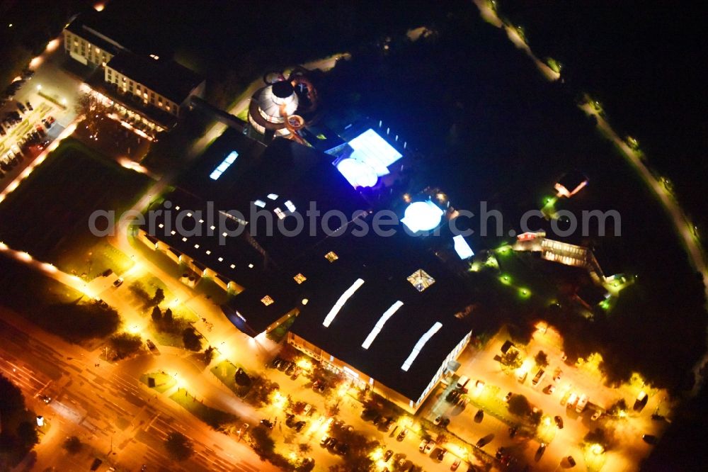 Aerial image at night Wismar - Night lighting Spa and swimming pools at the swimming pool of the leisure facility of InterSPA Gesellschaft fuer Betrieb WONNEMAR Wismar mbH in Wismar in the state Mecklenburg - Western Pomerania, Germany