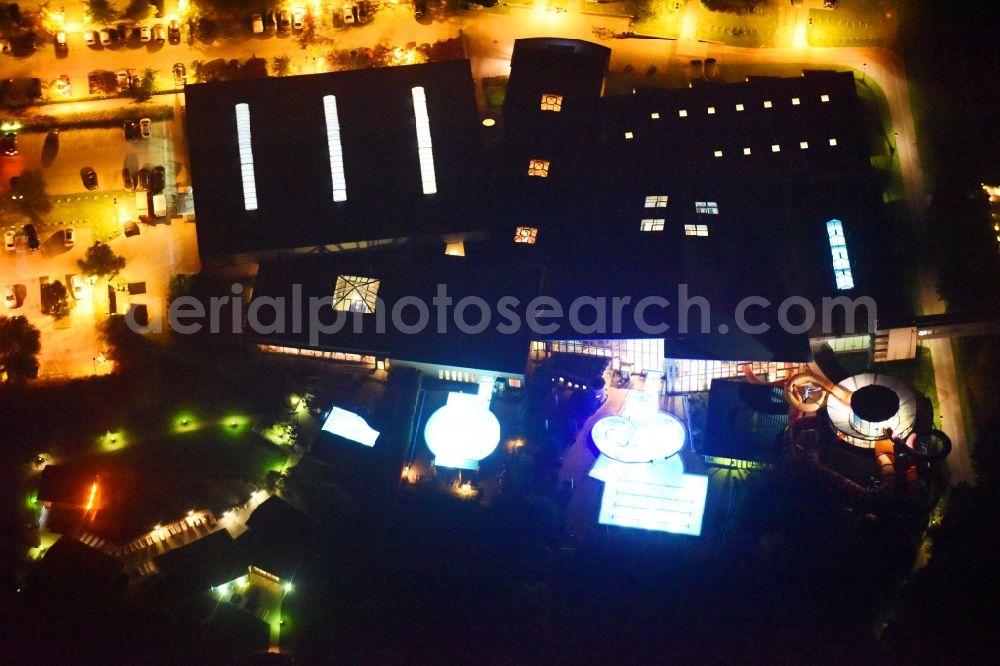 Wismar at night from the bird perspective: Night lighting Spa and swimming pools at the swimming pool of the leisure facility of InterSPA Gesellschaft fuer Betrieb WONNEMAR Wismar mbH in Wismar in the state Mecklenburg - Western Pomerania, Germany