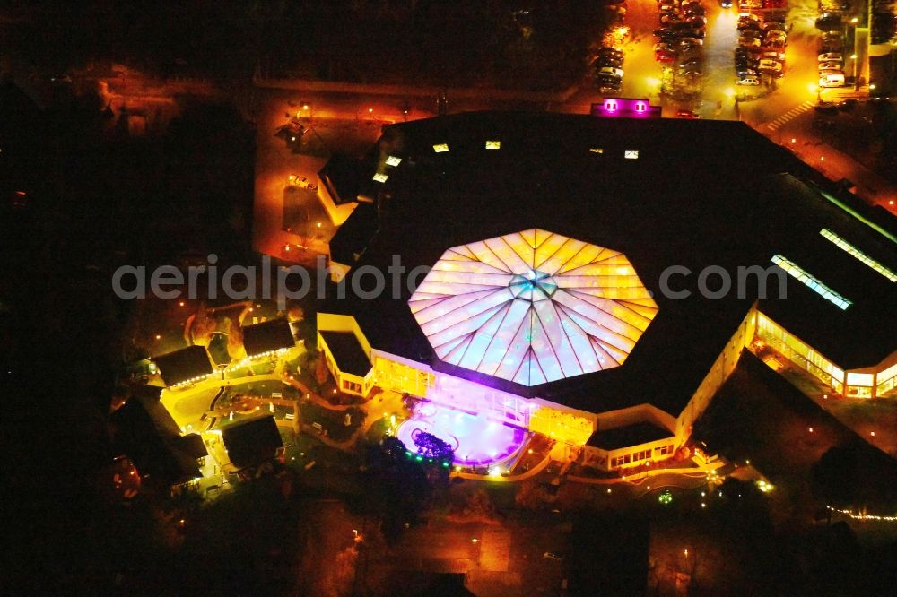 Aerial photograph at night Ludwigsfelde - Night lighting Spa and swimming pools at the swimming pool of the leisure facility of Kristall Baeof AG in Ludwigsfelde in the state Brandenburg, Germany