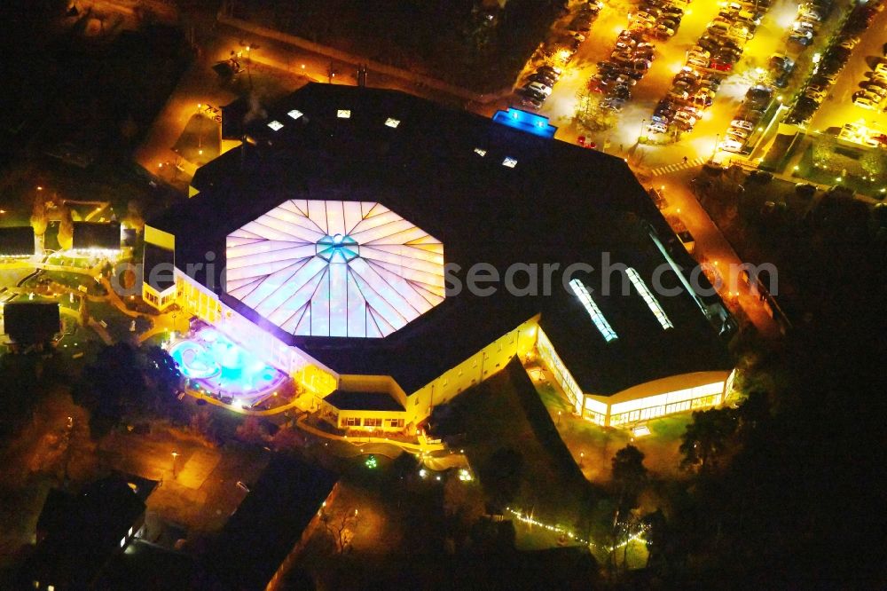 Ludwigsfelde at night from the bird perspective: Night lighting Spa and swimming pools at the swimming pool of the leisure facility of Kristall Baeof AG in Ludwigsfelde in the state Brandenburg, Germany