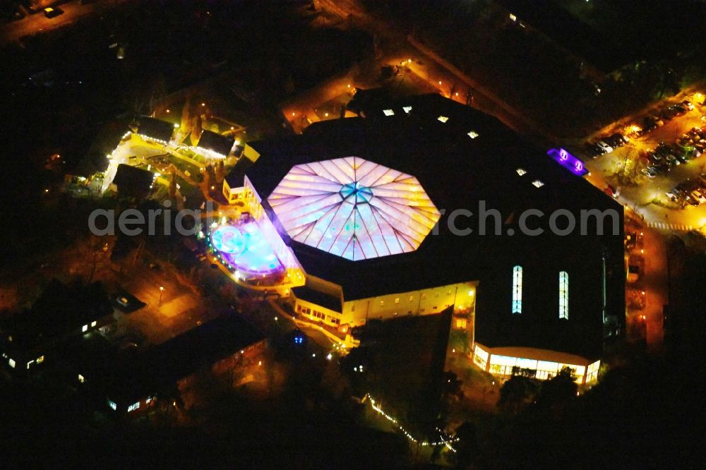 Aerial image at night Ludwigsfelde - Night lighting Spa and swimming pools at the swimming pool of the leisure facility of Kristall Baeof AG in Ludwigsfelde in the state Brandenburg, Germany