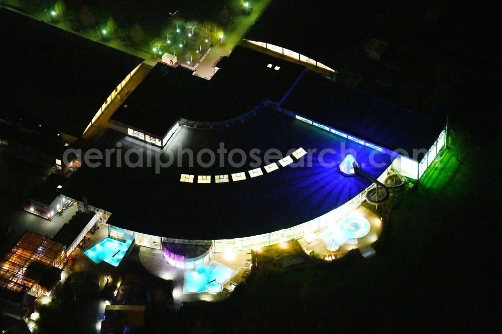 Oranienburg at night from the bird perspective: Night lighting Spa and swimming pools at the swimming pool of the leisure facility TURM ErlebnisCity on Andre-Picon-Strasse in Oranienburg in the state Brandenburg, Germany