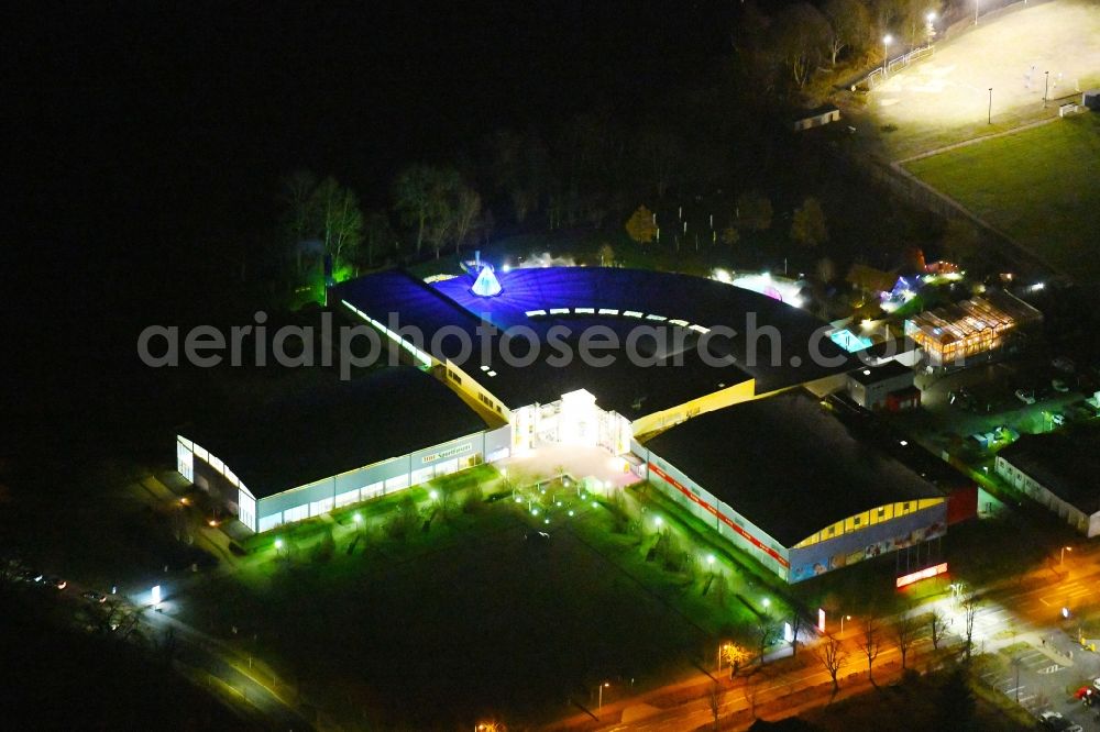 Aerial photograph at night Oranienburg - Night lighting Spa and swimming pools at the swimming pool of the leisure facility TURM ErlebnisCity on Andre-Picon-Strasse in Oranienburg in the state Brandenburg, Germany