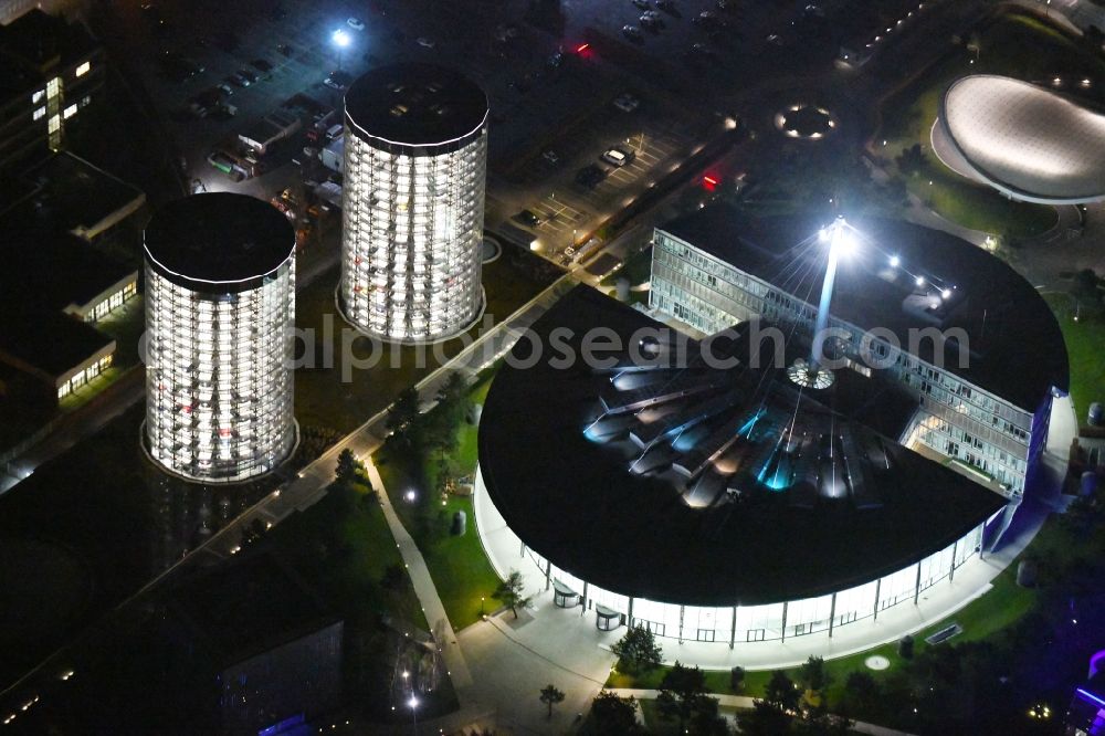 Aerial photograph at night Wolfsburg - Night lighting Tourist attraction and sightseeing Autostadt GmbH on factorysgelaende of Volkswagen AG in Wolfsburg in the state Lower Saxony, Germany