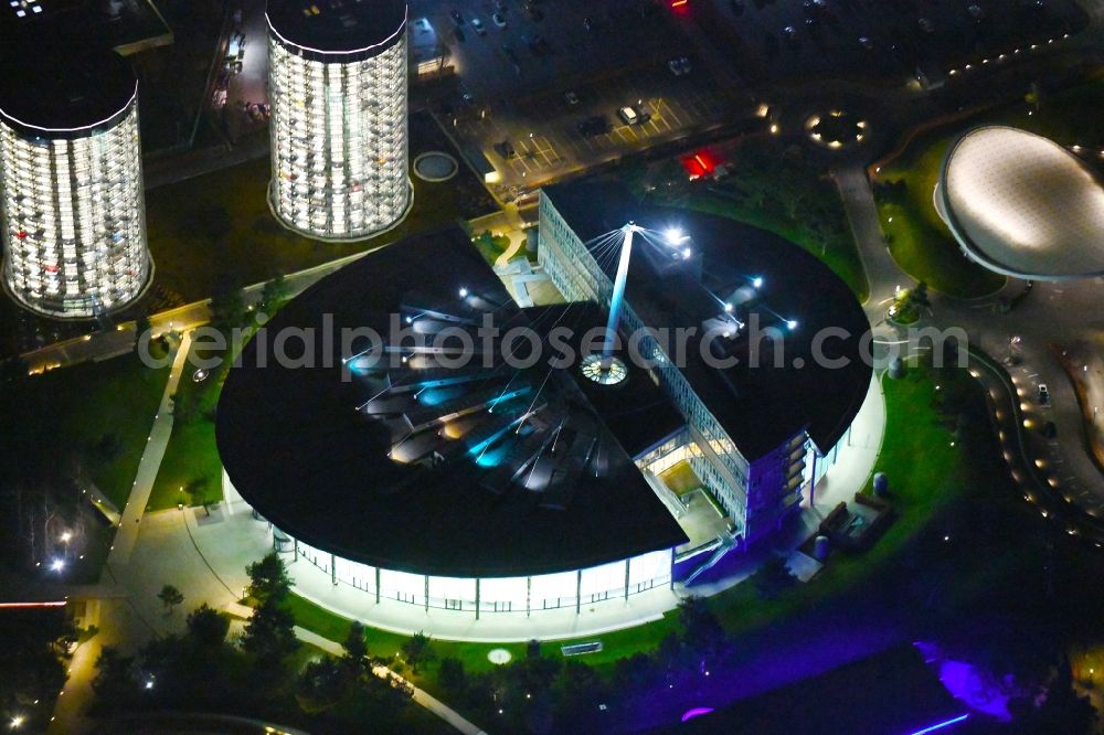 Aerial image at night Wolfsburg - Night lighting Tourist attraction and sightseeing Autostadt GmbH on factorysgelaende of Volkswagen AG in Wolfsburg in the state Lower Saxony, Germany