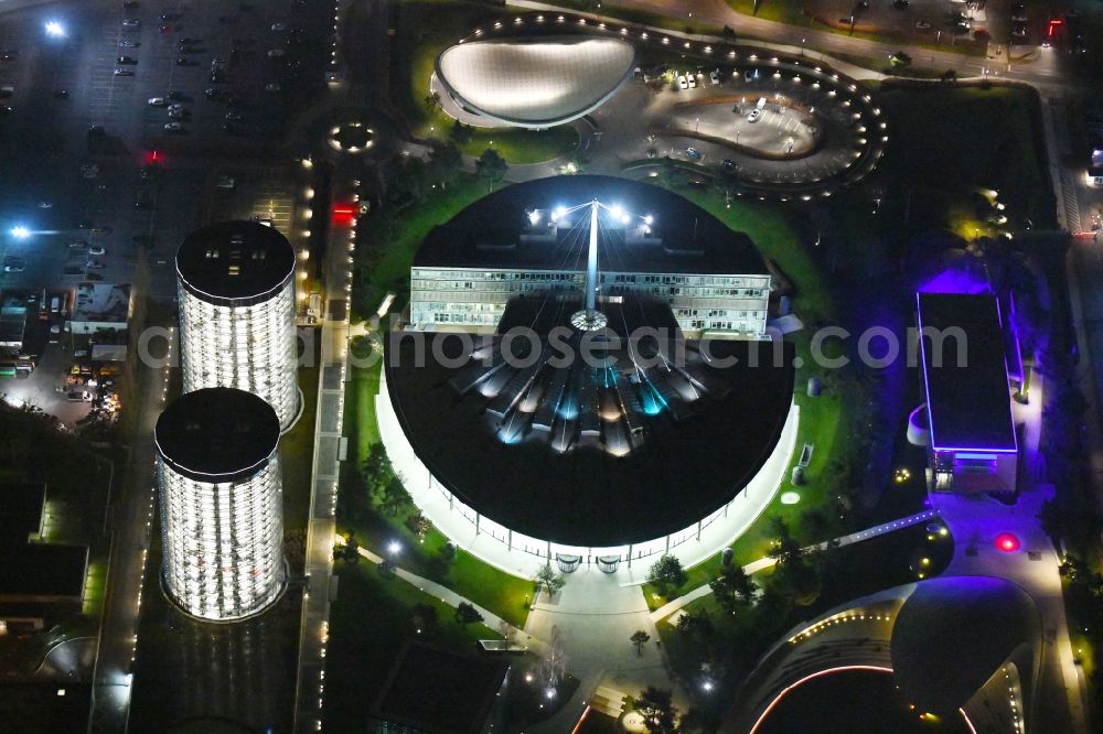 Aerial image at night Wolfsburg - Night lighting Tourist attraction and sightseeing Autostadt GmbH on factorysgelaende of Volkswagen AG in Wolfsburg in the state Lower Saxony, Germany