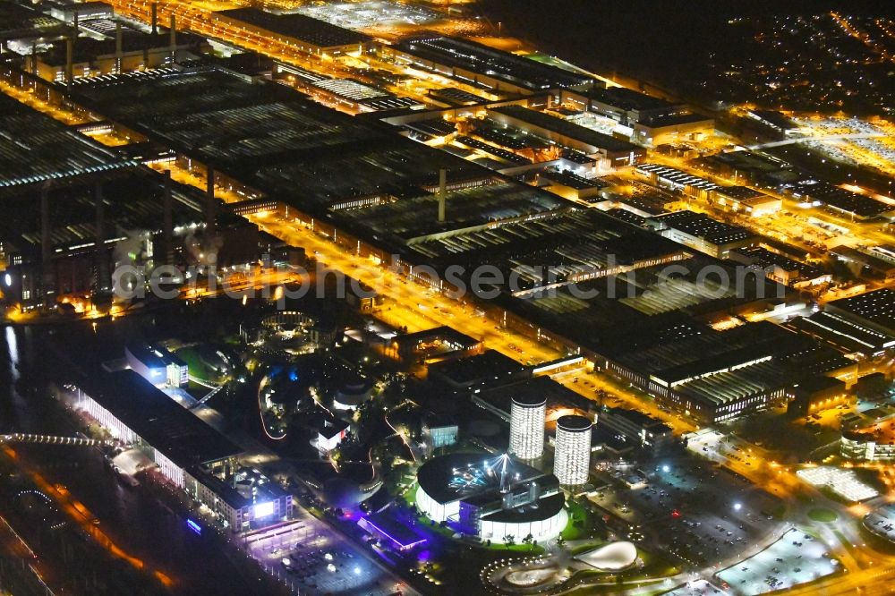 Aerial image at night Wolfsburg - Night lighting Tourist attraction and sightseeing Autostadt GmbH on factorysgelaende of Volkswagen AG in Wolfsburg in the state Lower Saxony, Germany