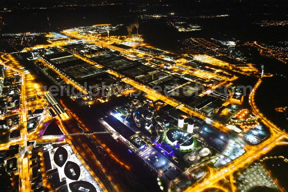 Wolfsburg at night from the bird perspective: Night lighting Tourist attraction and sightseeing Autostadt GmbH on factorysgelaende of Volkswagen AG in Wolfsburg in the state Lower Saxony, Germany