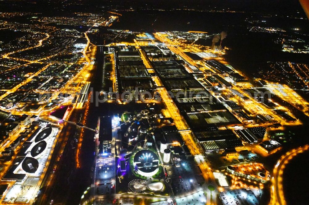 Aerial photograph at night Wolfsburg - Night lighting Tourist attraction and sightseeing Autostadt GmbH on factorysgelaende of Volkswagen AG in Wolfsburg in the state Lower Saxony, Germany