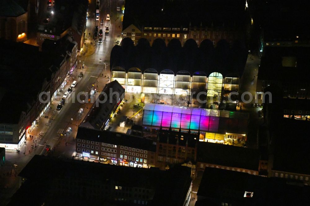 Aerial photograph at night Lübeck - Night lighting tourist attraction and sightseeing Openair-Eisstadion Am Markt in the district Innenstadt in Luebeck in the state Schleswig-Holstein, Germany