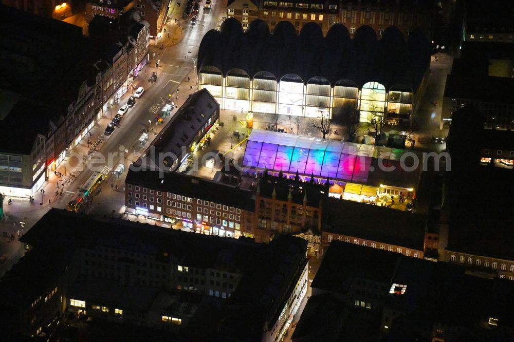 Aerial image at night Lübeck - Night lighting tourist attraction and sightseeing Openair-Eisstadion Am Markt in the district Innenstadt in Luebeck in the state Schleswig-Holstein, Germany