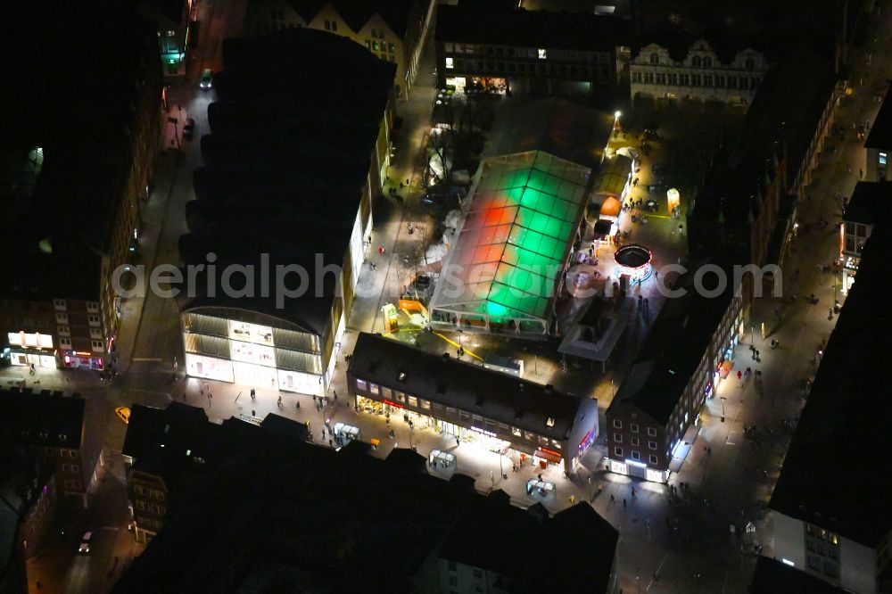 Aerial image at night Lübeck - Night lighting tourist attraction and sightseeing Openair-Eisstadion Am Markt in the district Innenstadt in Luebeck in the state Schleswig-Holstein, Germany