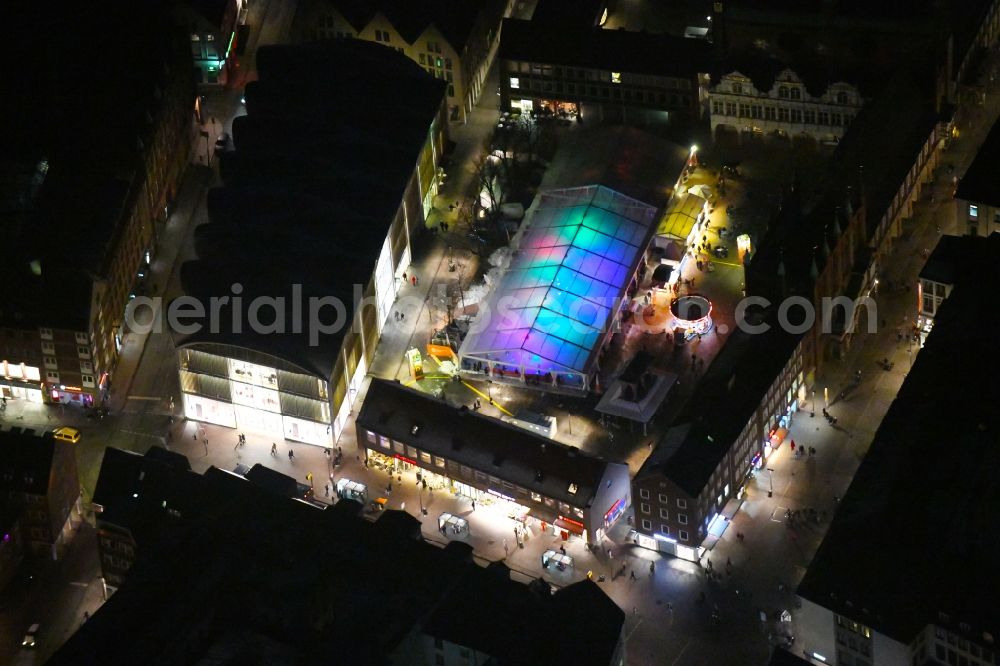 Lübeck at night from the bird perspective: Night lighting tourist attraction and sightseeing Openair-Eisstadion Am Markt in the district Innenstadt in Luebeck in the state Schleswig-Holstein, Germany