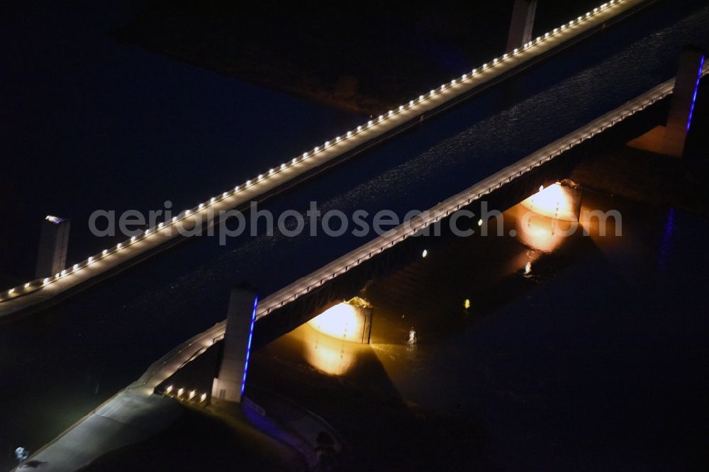 Hohenwarthe at night from the bird perspective: Night lighting water way on the Trough bridge crossing from the Mittelland Canal over the River Elbe to the Elbe-Havel Canal to the waterway intersection in Hohenwarthe in Saxony-Anhalt