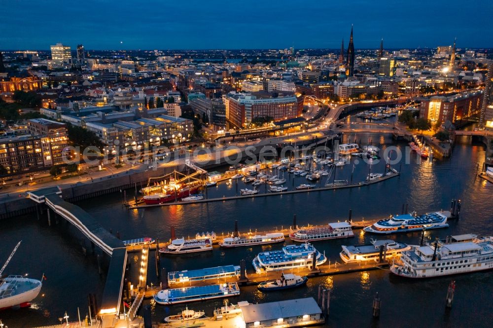 Hamburg at night from the bird perspective: Night lighting riparian zones on the course of the river Elbe along the gangplanks in district St. Pauli in Hamburg