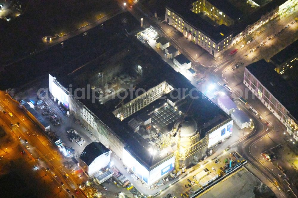 Berlin at night from the bird perspective: Night lighting Construction site for the new building the largest and most important cultural construction of the Federal Republic, the building of the Humboldt Forum in the form of the Berlin Palace