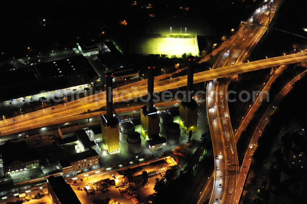 Aerial photograph at night Berlin - Nachtaufnahme: Vattenfall Kraftwerk / Heizkraftwerk an der Forckenbeckstraße in Berlin-Wilmersdorf. Night Shot: Vattenfall power plant / combined heat and power station in Berlin-Wilmersdorf.