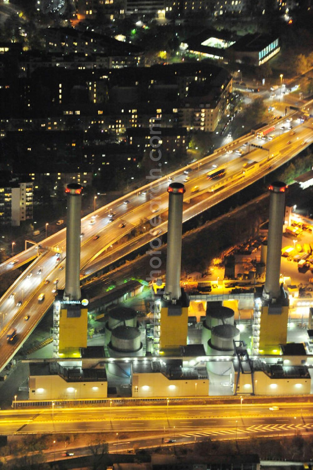 Berlin at night from above - Nachtaufnahme: Vattenfall Kraftwerk / Heizkraftwerk an der Forckenbeckstraße in Berlin-Wilmersdorf. Night Shot: Vattenfall power plant / combined heat and power station in Berlin-Wilmersdorf.