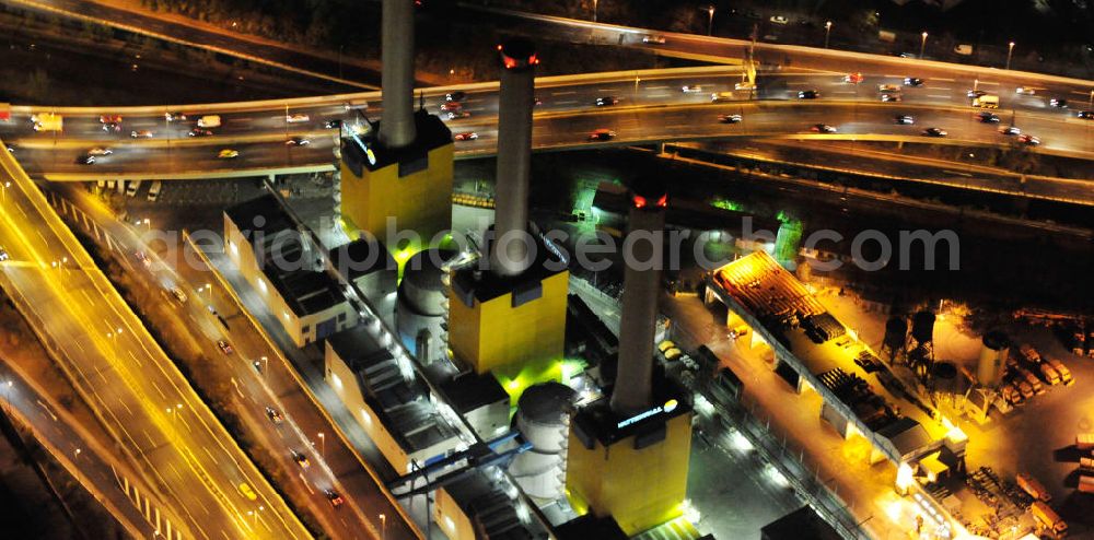 Aerial photograph at night Berlin - Nachtaufnahme: Vattenfall Kraftwerk / Heizkraftwerk an der Forckenbeckstraße in Berlin-Wilmersdorf. Night Shot: Vattenfall power plant / combined heat and power station in Berlin-Wilmersdorf.