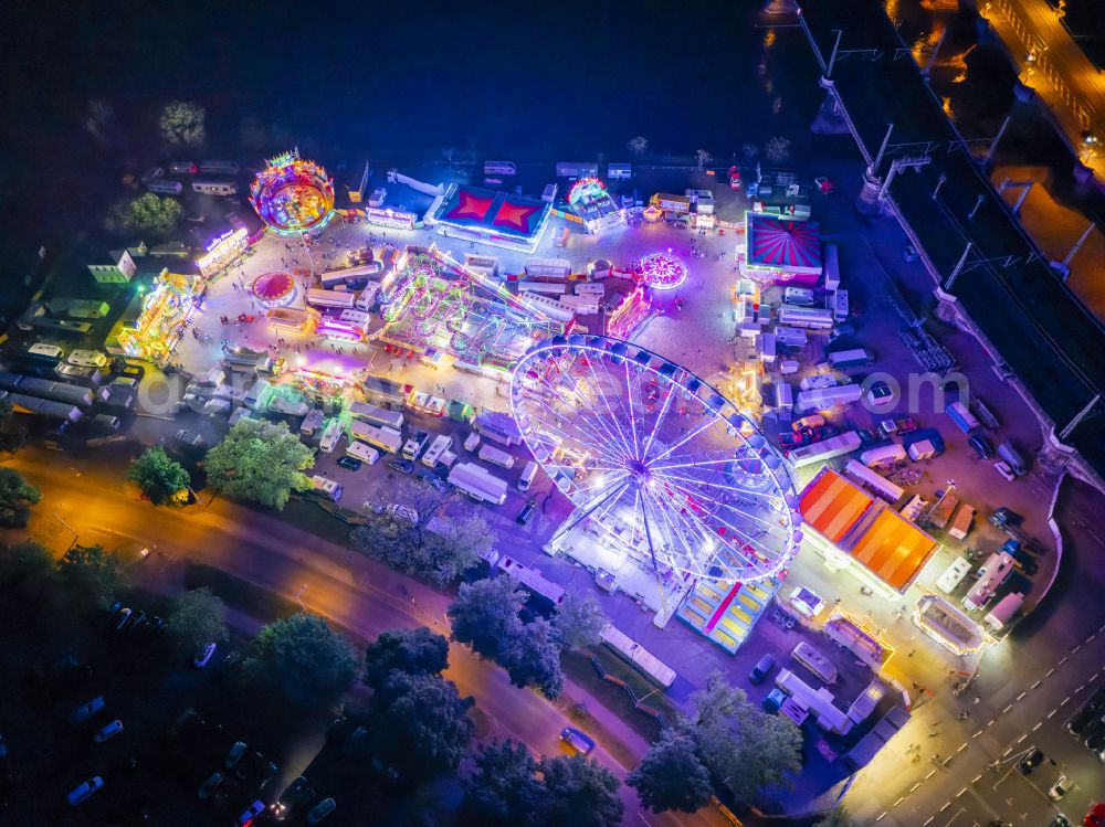 Dresden at night from the bird perspective: Night lighting night lights and lighting Night lights and lighting fair on the folk festival grounds on Pieschener Allee in the district of Friedrichstadt in Dresden in the federal state of Saxony, Germany