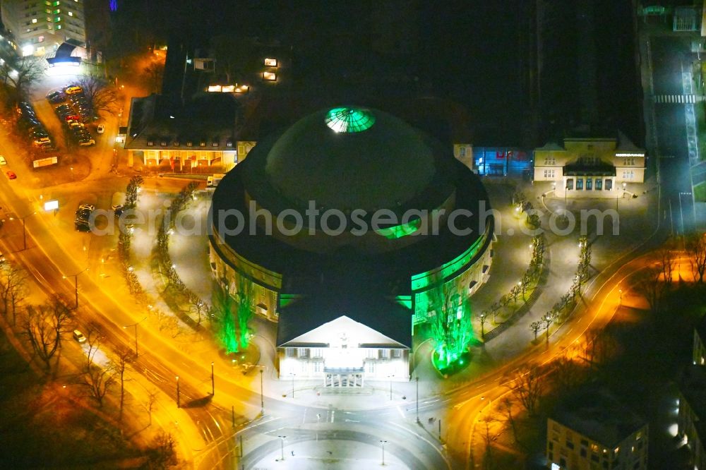 Aerial photograph at night Hannover - Night lighting Building of the indoor arena HCC Hannover Congress Centrum on Theodor-Heuss-Platz in the district Mitte in Hannover in the state Lower Saxony, Germany