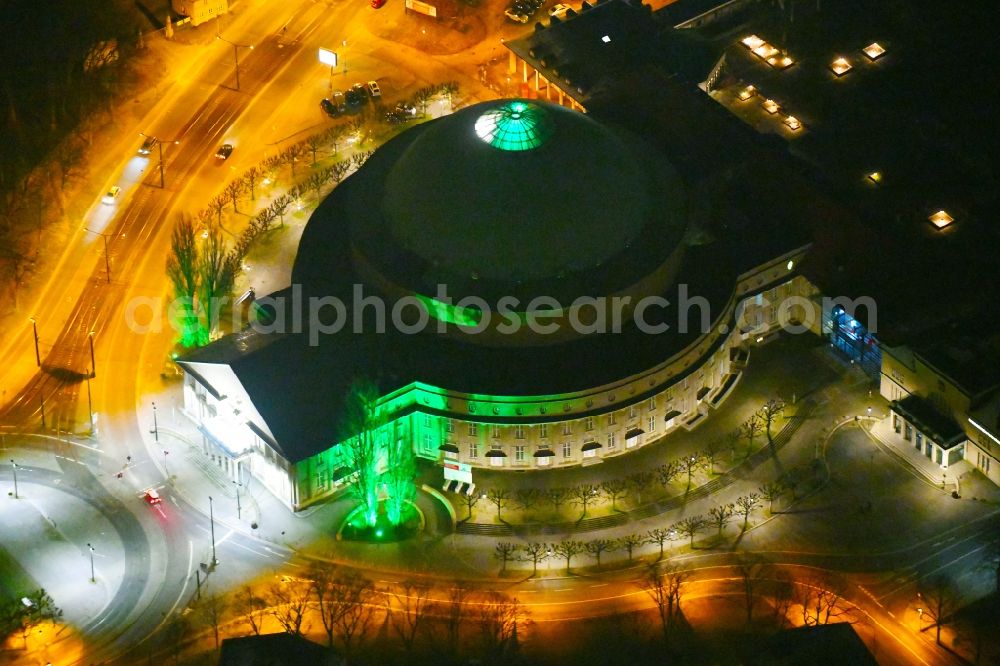 Aerial photograph at night Hannover - Night lighting Building of the indoor arena HCC Hannover Congress Centrum on Theodor-Heuss-Platz in the district Mitte in Hannover in the state Lower Saxony, Germany