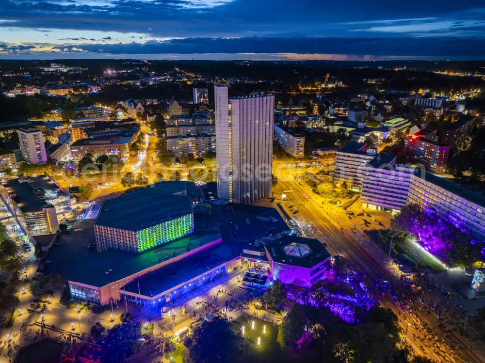 Chemnitz at night from the bird perspective: Night lights and lighting buildings at the festival Light our Vision - LICHT.MACHT.PLATZ. in the event hall Stadthalle on Theaterstrasse in the district Zentrum in Chemnitz in the federal state of Saxony, Germany