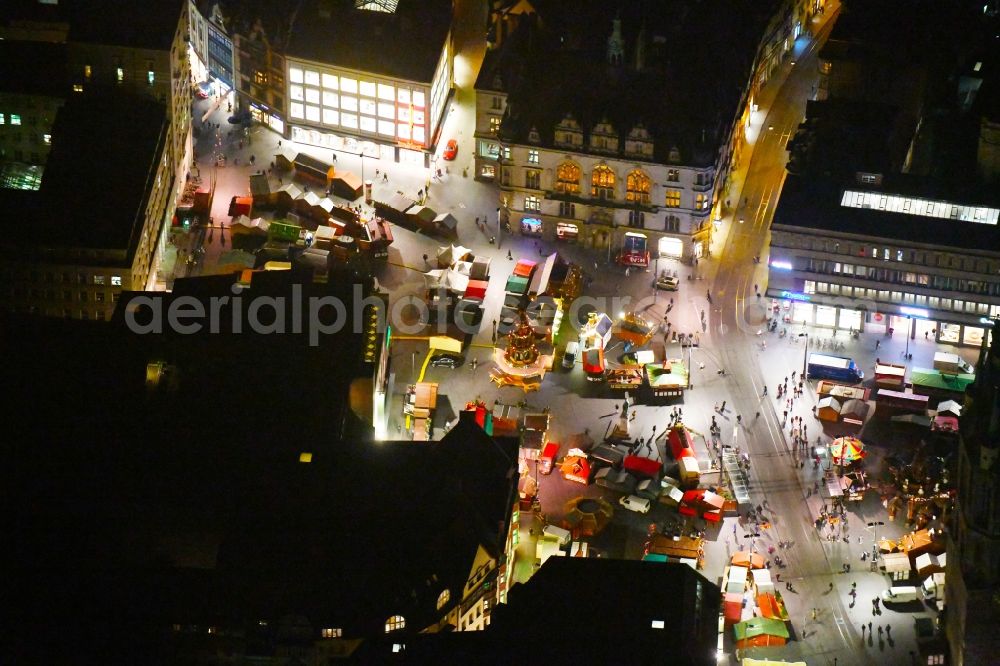 Halle (Saale) at night from the bird perspective: Night lighting Sale and food stands and trade stalls in the market place on Marktplatz on Roter Turm in Halle (Saale) in the state Saxony-Anhalt, Germany