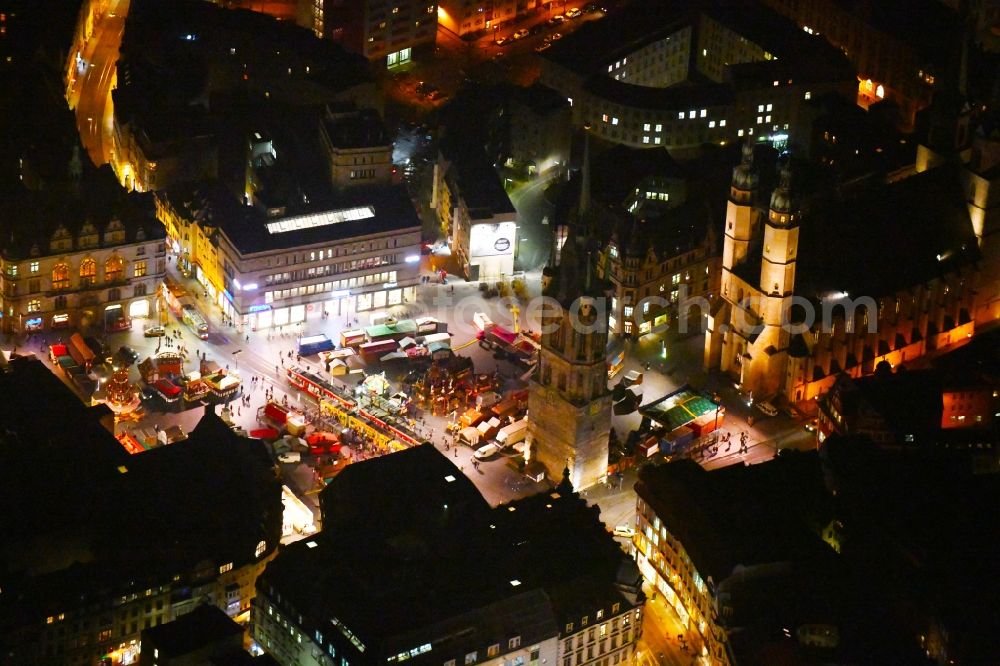 Halle (Saale) at night from the bird perspective: Night lighting Sale and food stands and trade stalls in the market place on Marktplatz on Roter Turm in Halle (Saale) in the state Saxony-Anhalt, Germany