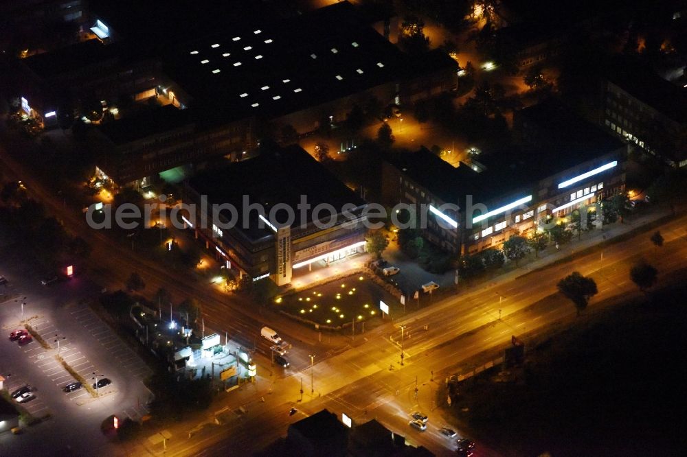 Berlin at night from the bird perspective: Night view road over the crossroads Alt Mahlsdorf - Pilgramer Strasse - Landsberger Strasse in Berlin