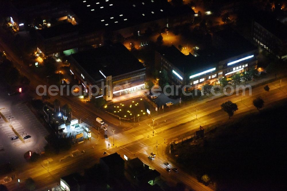 Aerial photograph at night Berlin - Night view road over the crossroads Alt Mahlsdorf - Pilgramer Strasse - Landsberger Strasse in Berlin