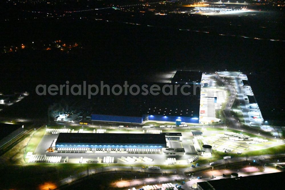 Aerial image at night Kabelsketal - Night lighting building complex and distribution center on the site Hermes Logistik Grosskugel in Kabelsketal in the state Saxony-Anhalt, Germany