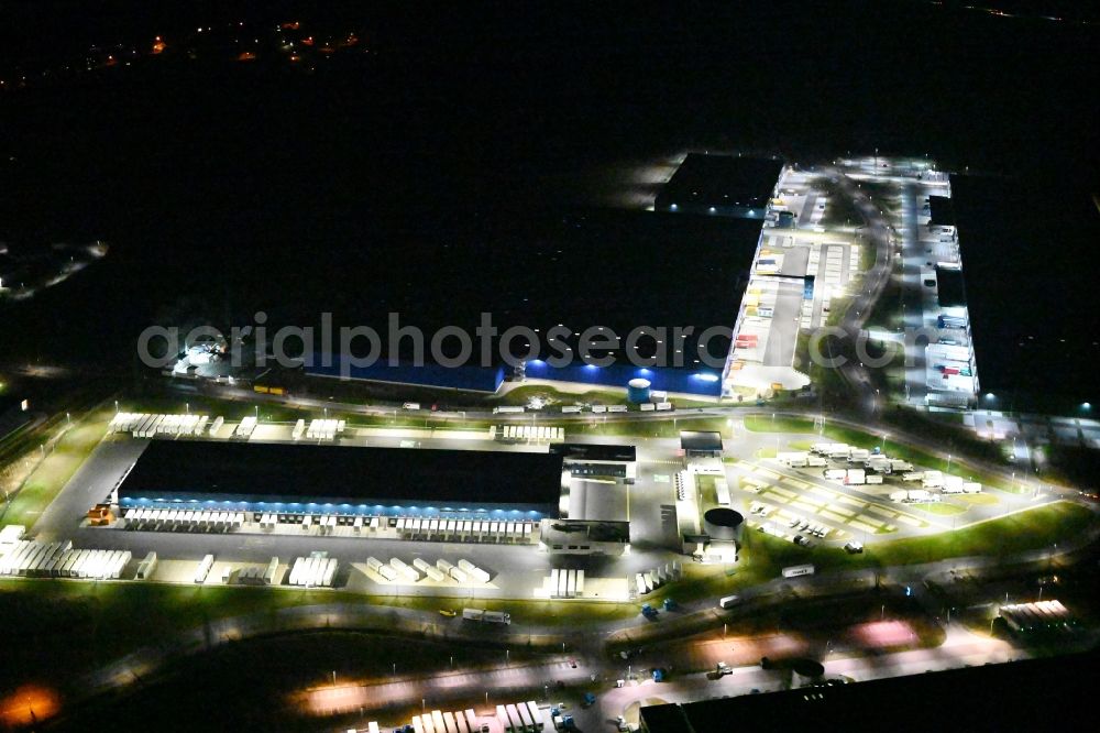 Aerial image at night Kabelsketal - Night lighting building complex and distribution center on the site Hermes Logistik Grosskugel in Kabelsketal in the state Saxony-Anhalt, Germany