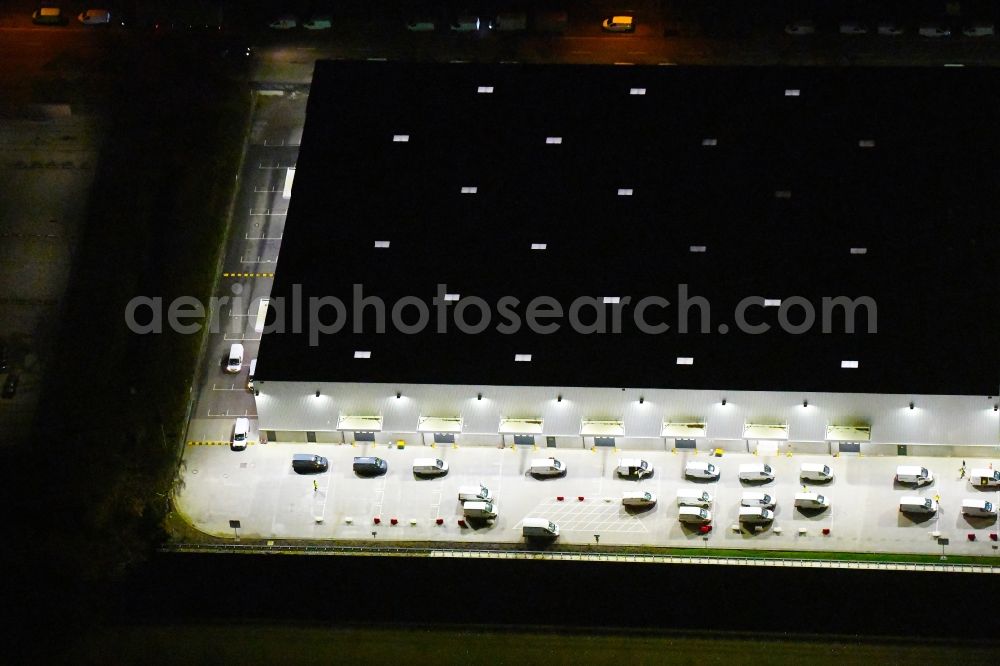 Hamburg at night from the bird perspective: Night lighting building complex and distribution center on the site on Peutestrasse in the district Veddel in Hamburg, Germany