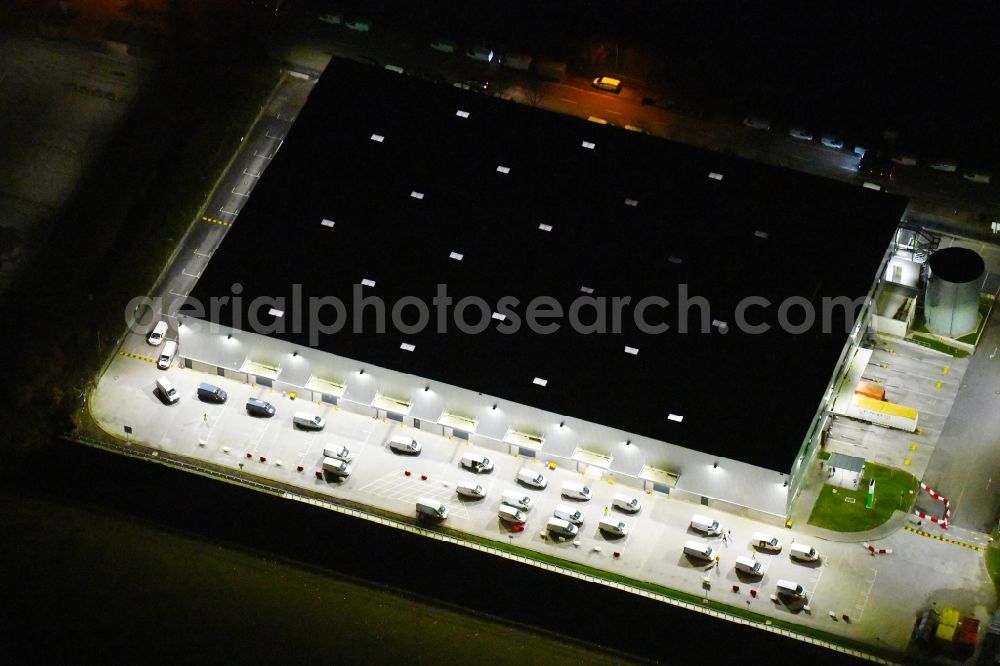 Aerial photograph at night Hamburg - Night lighting building complex and distribution center on the site on Peutestrasse in the district Veddel in Hamburg, Germany