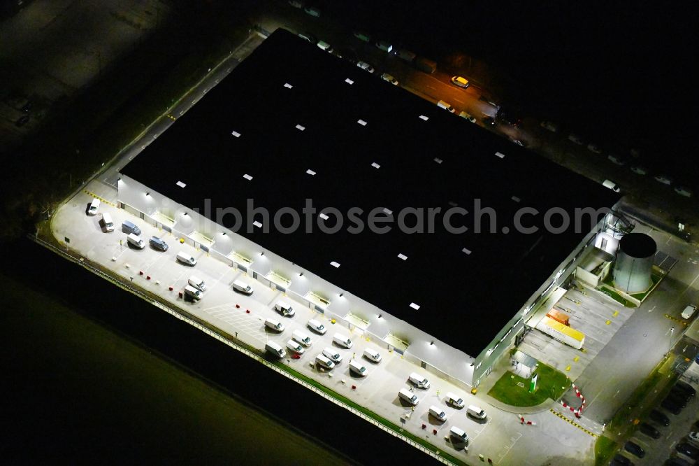 Aerial image at night Hamburg - Night lighting building complex and distribution center on the site on Peutestrasse in the district Veddel in Hamburg, Germany