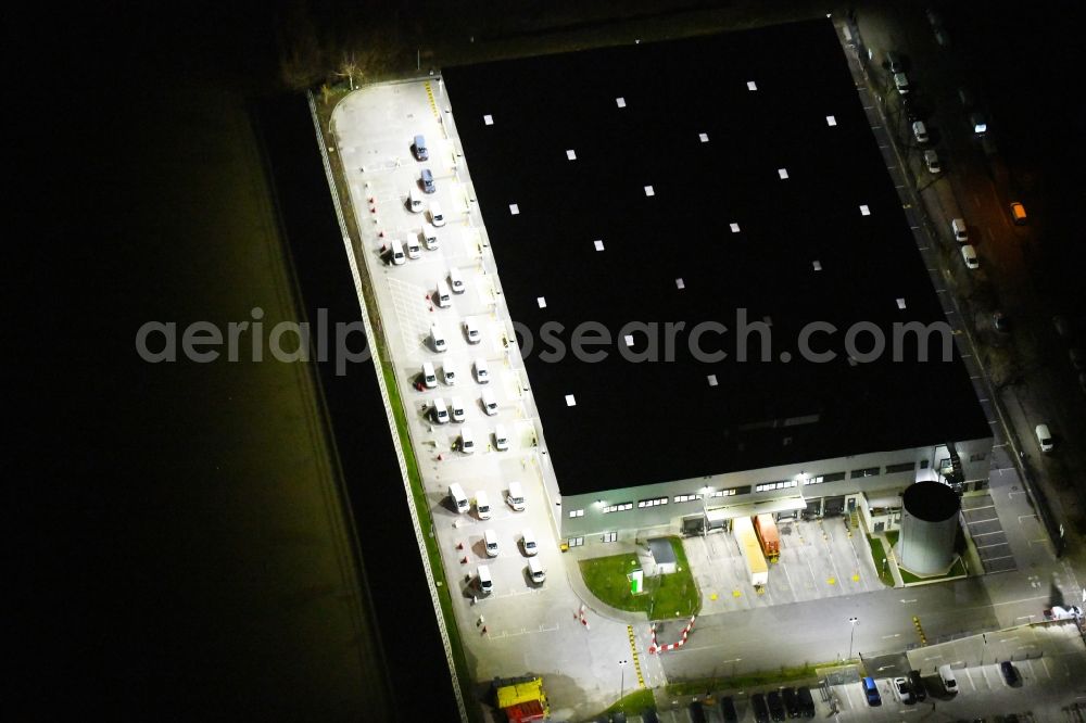 Hamburg at night from the bird perspective: Night lighting building complex and distribution center on the site on Peutestrasse in the district Veddel in Hamburg, Germany