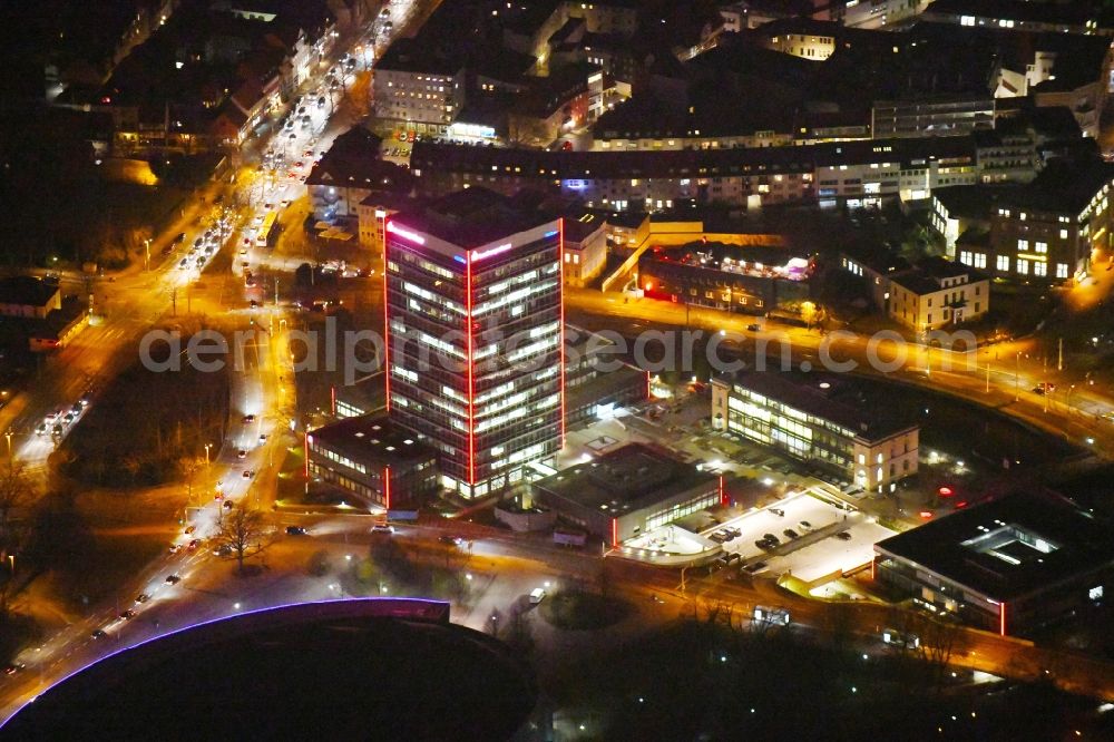 Aerial photograph at night Braunschweig - Night lighting Banking administration building of the financial services company Braunschweigische Landessparkasse on place Friedrich-Wilhelm-Platz in Brunswick in the state Lower Saxony, Germany