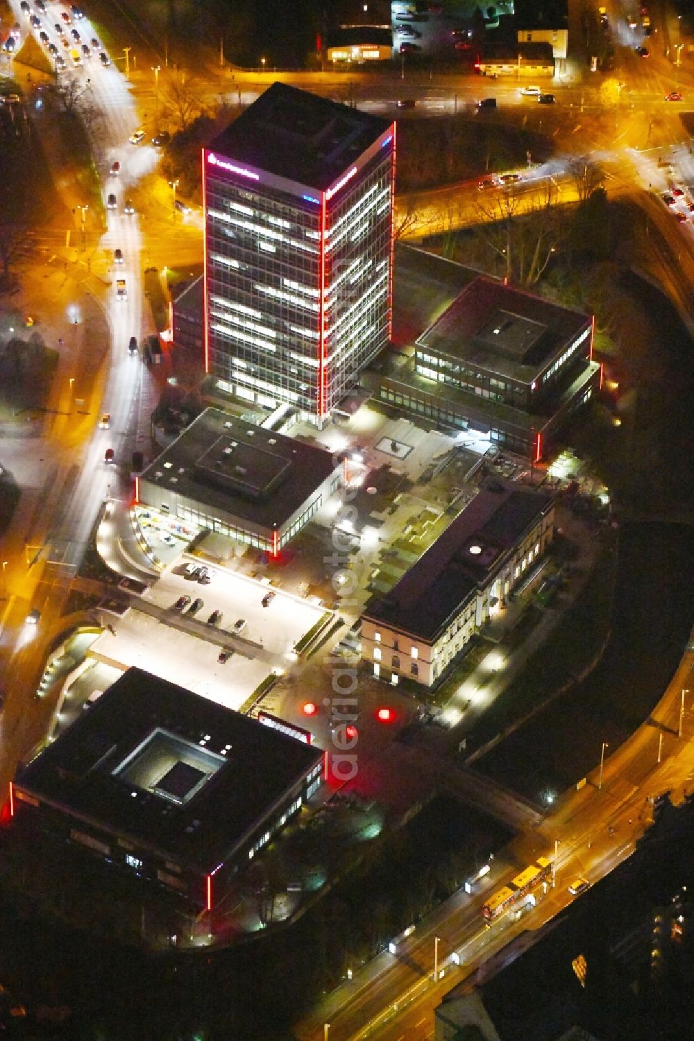 Aerial photograph at night Braunschweig - Night lighting Banking administration building of the financial services company Braunschweigische Landessparkasse on place Friedrich-Wilhelm-Platz in Brunswick in the state Lower Saxony, Germany