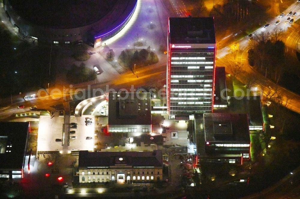 Aerial photograph at night Braunschweig - Night lighting Banking administration building of the financial services company Braunschweigische Landessparkasse on place Friedrich-Wilhelm-Platz in Brunswick in the state Lower Saxony, Germany