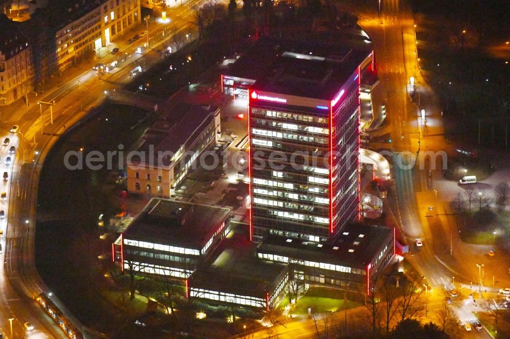 Aerial photograph at night Braunschweig - Night lighting Banking administration building of the financial services company Braunschweigische Landessparkasse on place Friedrich-Wilhelm-Platz in Brunswick in the state Lower Saxony, Germany