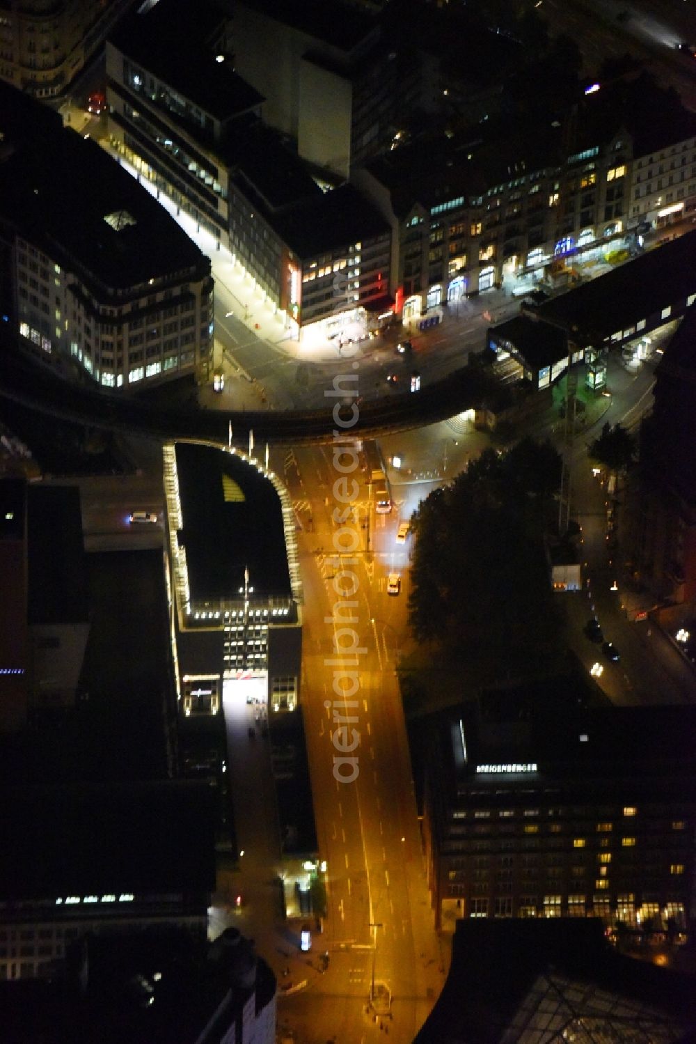 Hamburg at night from above - Night view banking administration building of the financial services company Hypo Vereinsbank Uni Credit Bank AG at the Graskeller in Hamburg. In the picture as well the Steigenberger hotel and the underground station Roedingmarkt