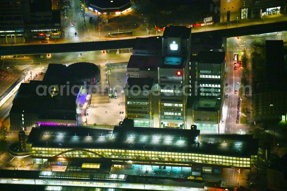 Hannover at night from above - Night lighting Banking administration building of the financial services company Sparkasse Hannover - FirmenkundenCenter on Raschplatz in the district Mitte in Hannover in the state Lower Saxony, Germany