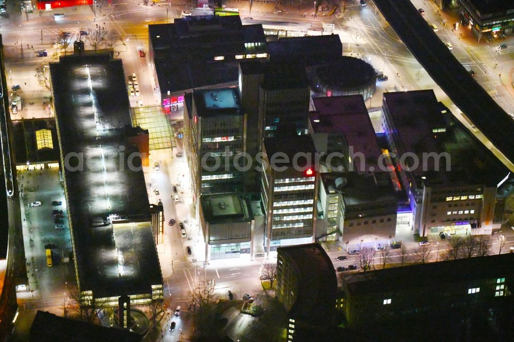 Aerial image at night Hannover - Night lighting Banking administration building of the financial services company Sparkasse Hannover - FirmenkundenCenter on Raschplatz in the district Mitte in Hannover in the state Lower Saxony, Germany