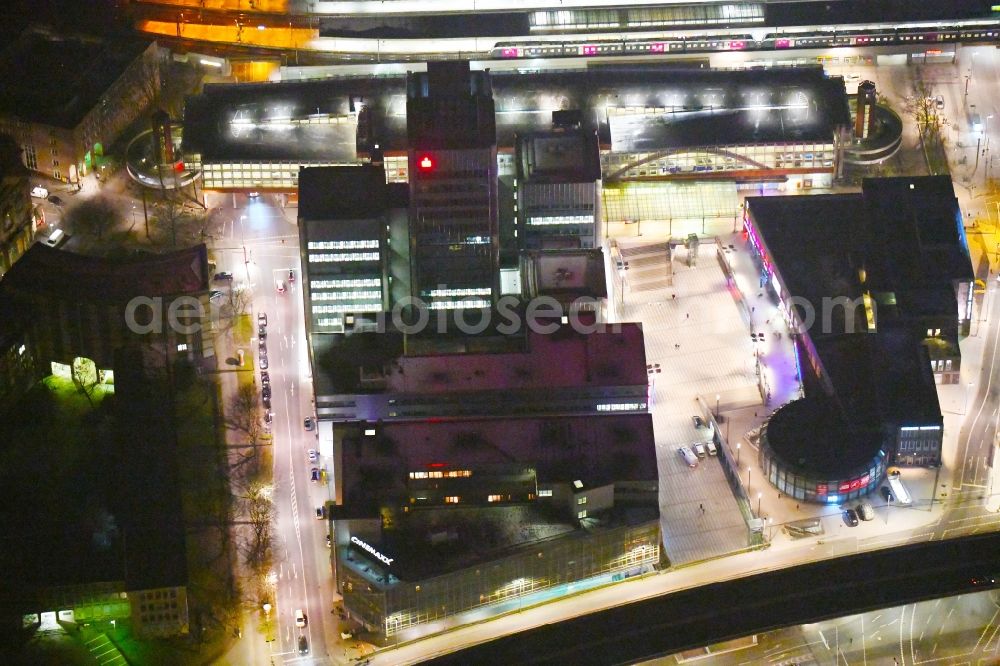 Hannover at night from above - Night lighting Banking administration building of the financial services company Sparkasse Hannover - FirmenkundenCenter on Raschplatz in the district Mitte in Hannover in the state Lower Saxony, Germany