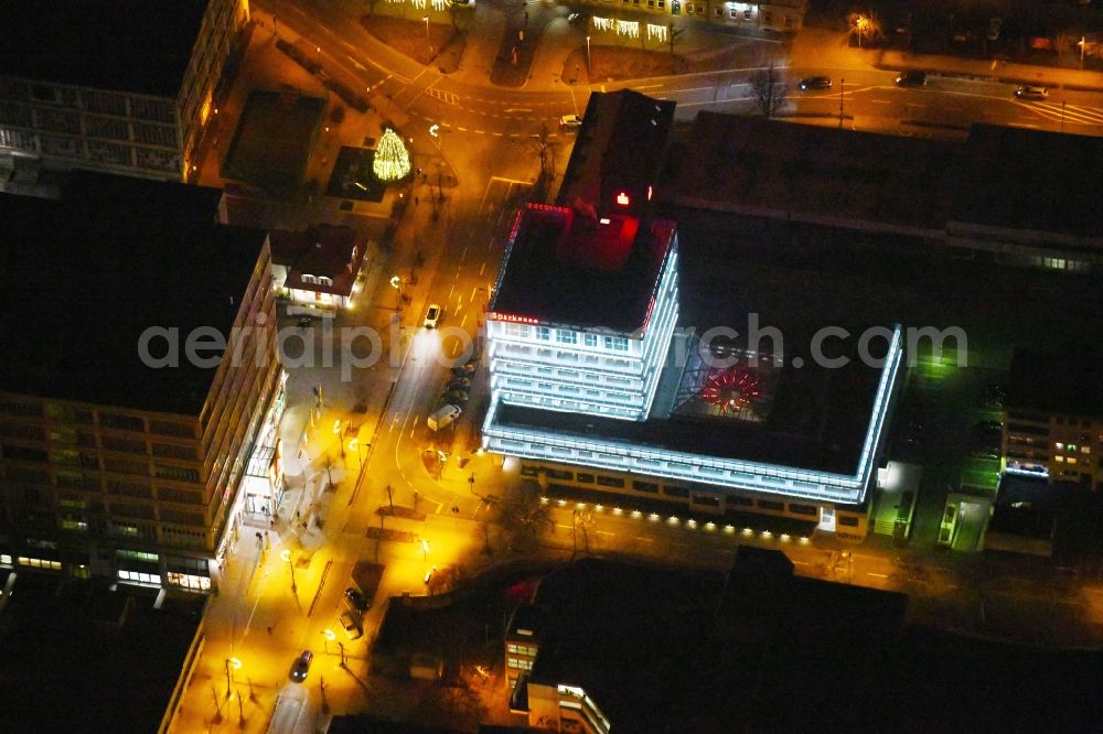 Kulmbach at night from the bird perspective: Night lighting Banking administration building of the financial services company of Sparkasse Kulmbach-Kronach - Hauptstelle on Fritz-Hornschuch-Strasse in Kulmbach in the state Bavaria, Germany