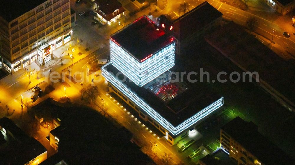 Kulmbach at night from the bird perspective: Night lighting Banking administration building of the financial services company of Sparkasse Kulmbach-Kronach - Hauptstelle on Fritz-Hornschuch-Strasse in Kulmbach in the state Bavaria, Germany