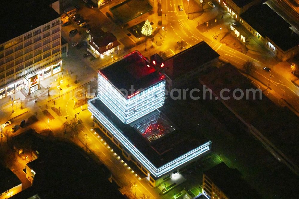 Aerial photograph at night Kulmbach - Night lighting Banking administration building of the financial services company of Sparkasse Kulmbach-Kronach - Hauptstelle on Fritz-Hornschuch-Strasse in Kulmbach in the state Bavaria, Germany